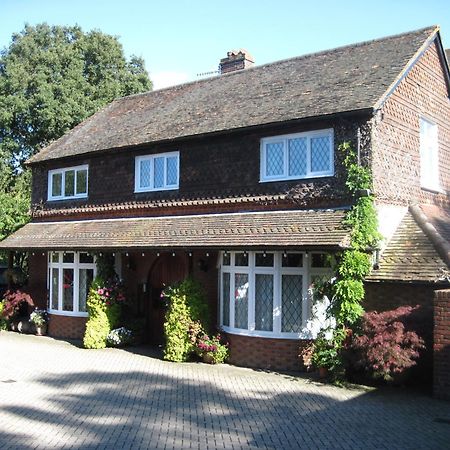 Trumbles Gatwick B&B Charlwood Exterior photo