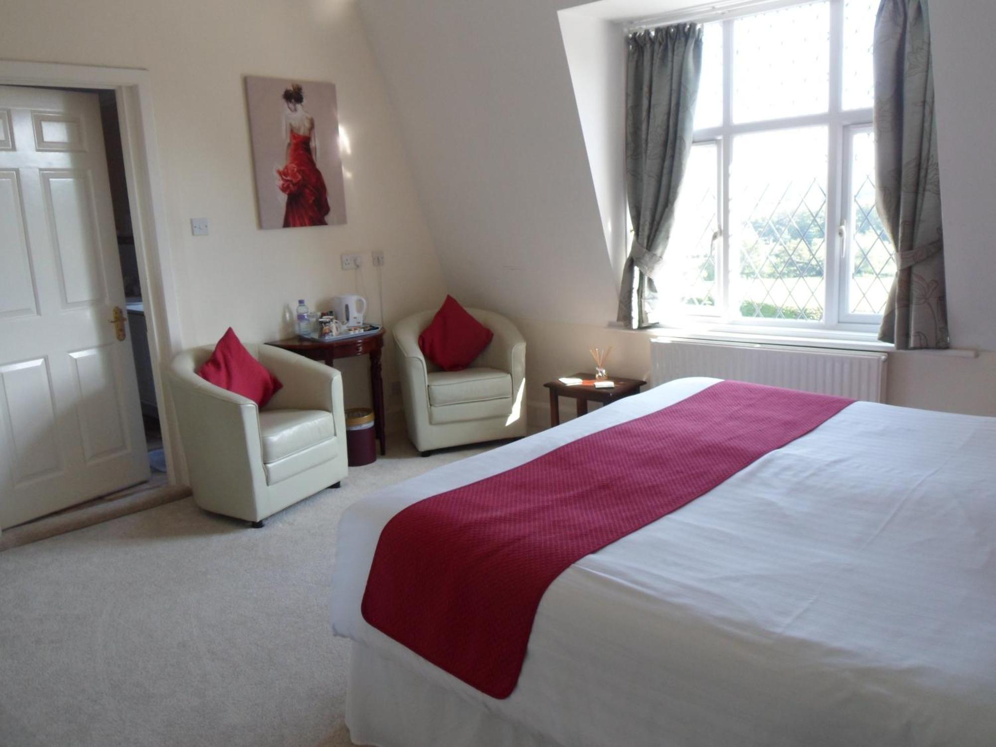 Trumbles Gatwick B&B Charlwood Room photo